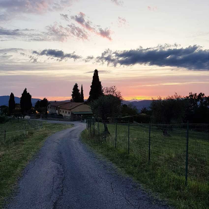 strada al tramonto