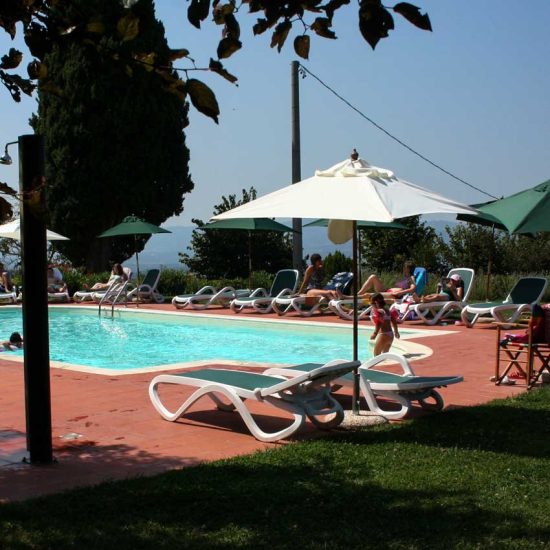 piscina e ombrelloni